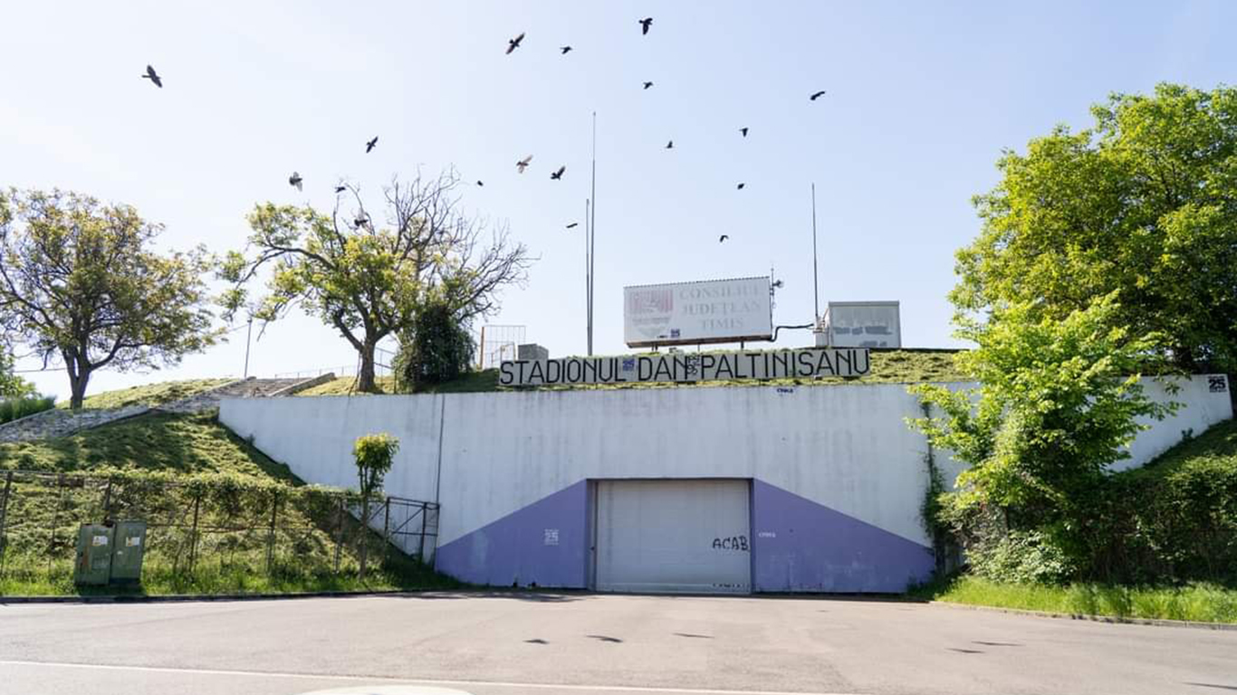 Guvernul a lăsat în stand-by aprobarea finanțării pentru un nou stadion la Timișoara. Actualul ”Dan Păltinișanu” se degradează vizibil, pe zi ce trece, iar tabela nici măcar nu se mai aprinde la meciuri!