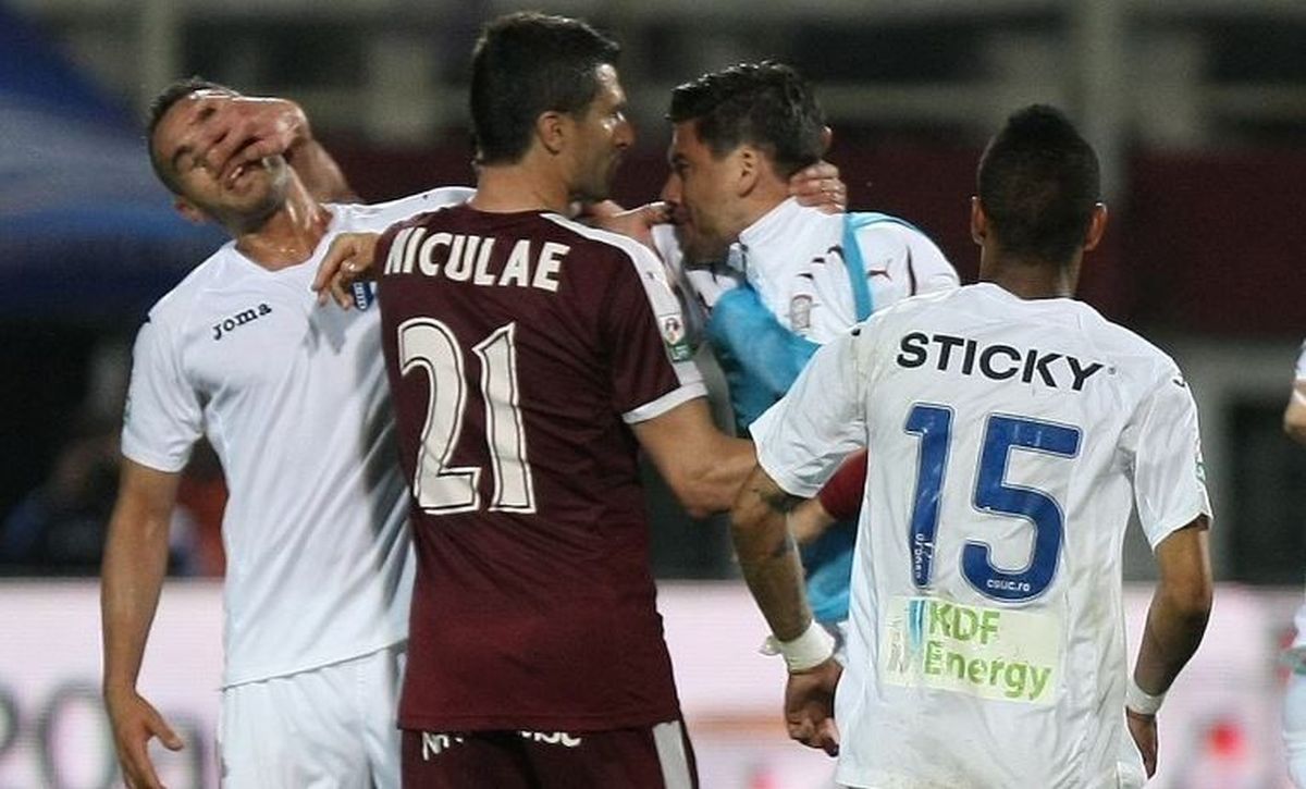 Ultimul derby Rapid – Universitatea Craiova s-a încheiat cu scandal şi a oficializat retrogradarea giuleştenilor. Episoade celebre ale rivalităţii dintre „vișinii” şi olteni