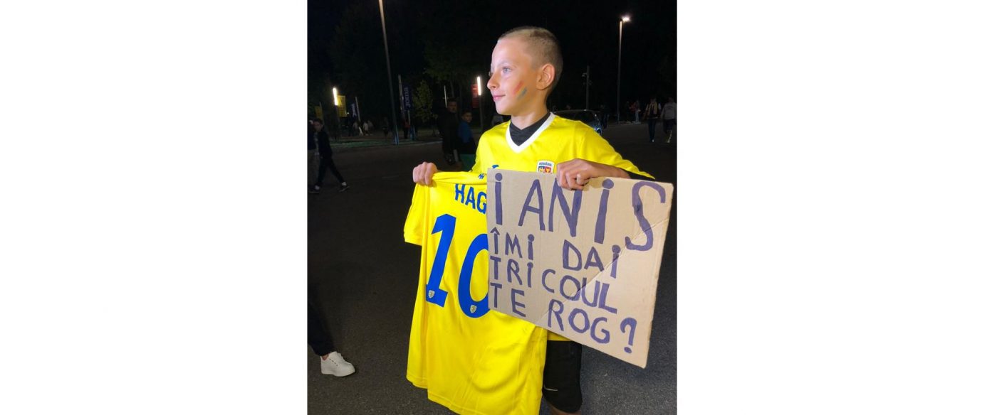 Ianis Hagi a făcut bucuros un tânăr fotbalist de la FCSB, după meciul cu Liechtenstein. „Sunt foarte fericit! Am scris pe un carton, iar el m-a văzut”