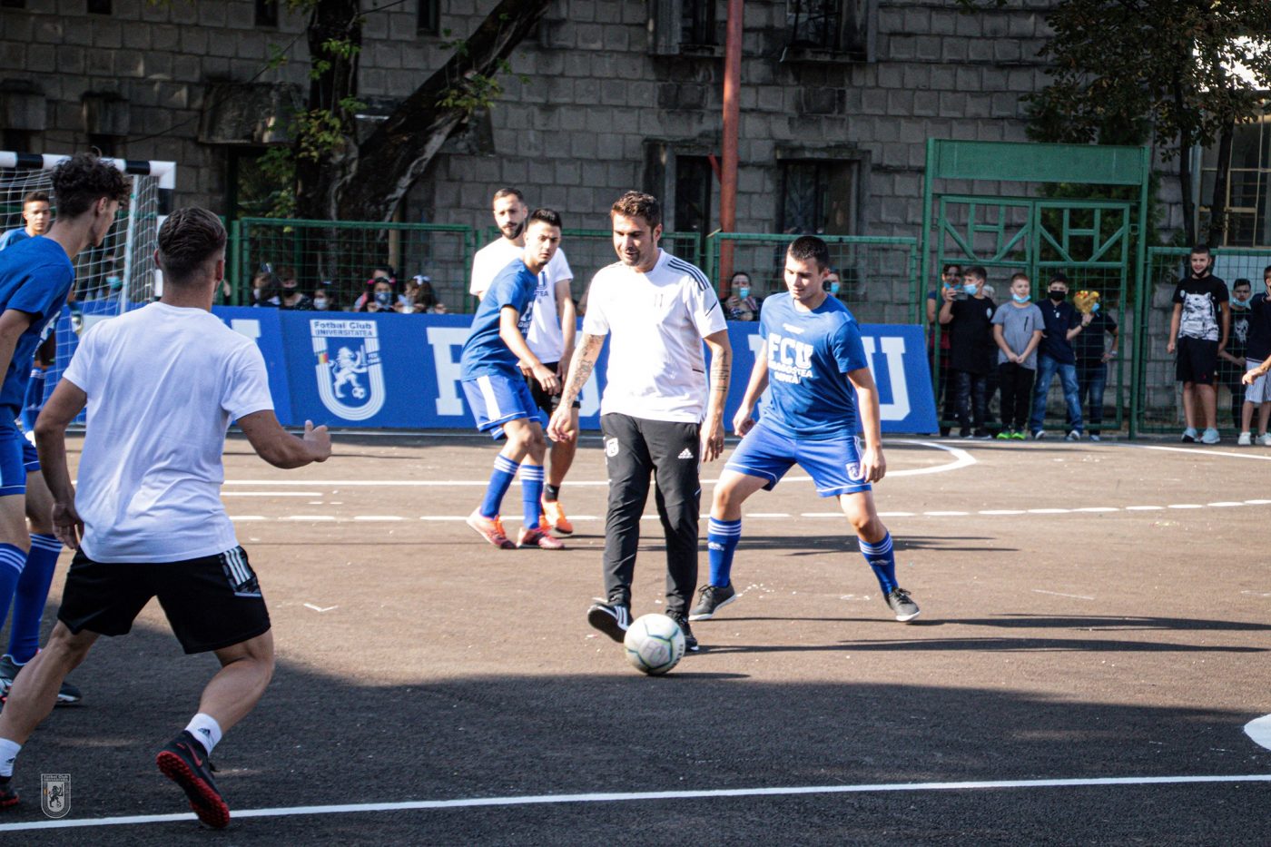 Adrian Mutu a revenit pe teren! „Briliantul” a marcat în uralele sutelor de copii de la Liceul Energetic Craiova | VIDEO+FOTO
