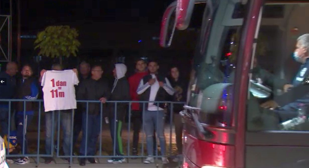 Dan Petrescu, ironizat în Bănie, după Universitatea Craiova – CFR Cluj! Mesajul genial afișat de către un suporter oltean | FOTO