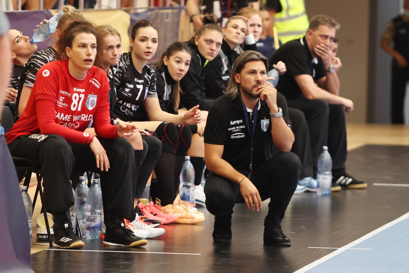 Adi Vasile a pus tunurile pe jucătoarele de la CSM București! Time-out plin de tensiune cu Rostov: „Nici nu existăm! Ne facem de râs!”