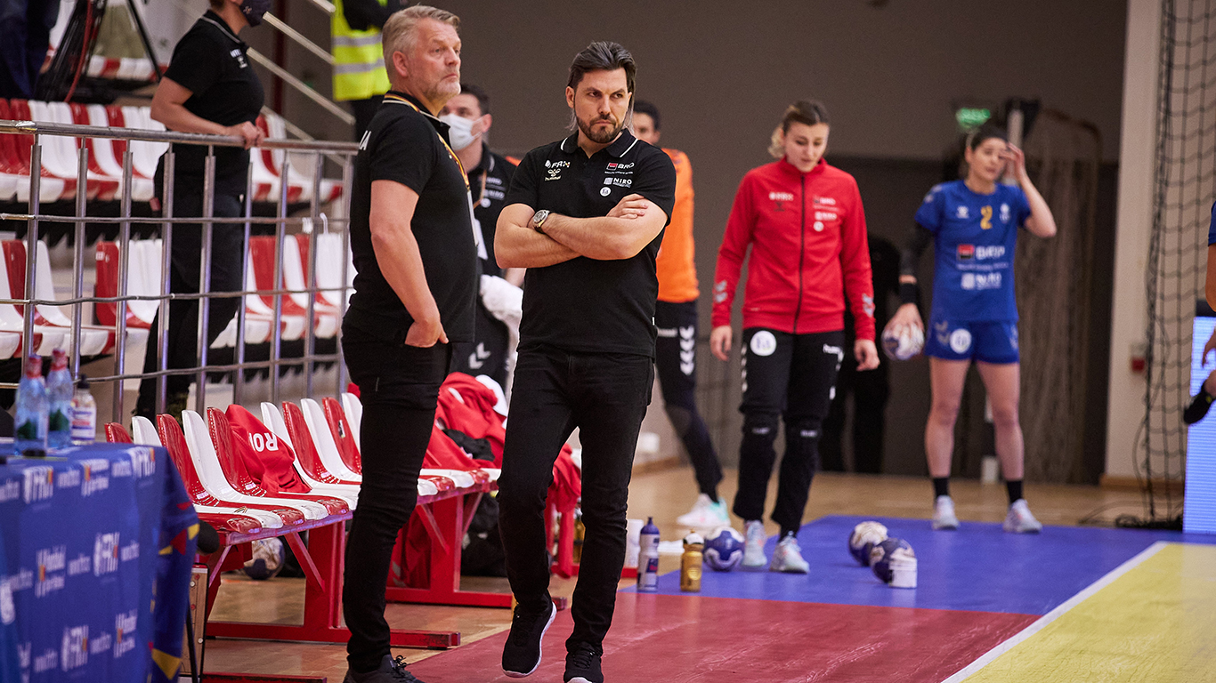 Adrian Vasile și Bent Dahl, antrenorii naționalei feminine de handbal, adversari în următoarea etapă din Liga Florilor, în SCM Râmnicu Vâlcea – CSM București. Nordicul: ”Este un meci special, vom lupta pentru victorie!”