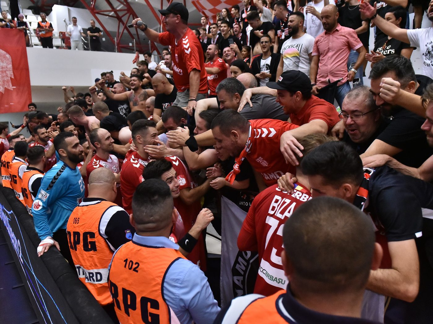 Atmosferă incendiară în sala „Dinamo”, în meciul cu Vive Kielce, din Liga Campionilor. „Fanii au fost fantastici. Ne era dor de ei și le mulțumim pentru susținere”