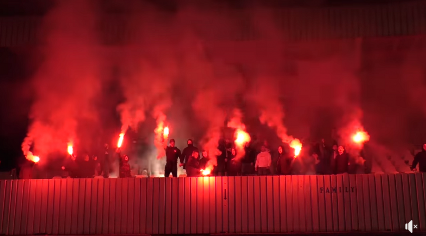 Atmosferă incendiară înainte de CS Hunedoara – FCSB! Jucătorii au fost așteptați cu torțe și fumigene la stadion | VIDEO