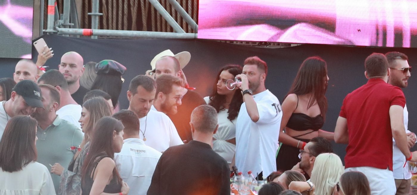 Cristi Pulhac și-a făcut de cap cu soția și un celebru influencer la un club de fițe din Mamaia! Fostul dinamovist, nedezlipit de paharul cu alcool | GALERIE FOTO