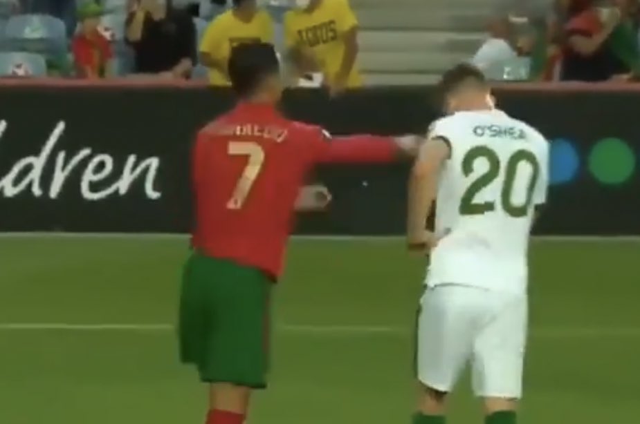 Cristiano Ronaldo a cedat nervos în meciul Portugalia – Irlanda: a lovit cu pumnul un adversar, a ratat un penalty, dar a reușit „dubla” | VIDEO
