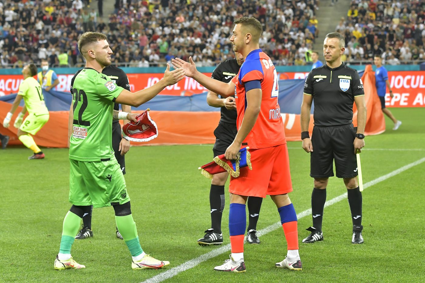 FCSB a refuzat să se implice într-un proiect social, implementat de LPF. Roș-albaștrii au refuzat să intre pe teren cu câini în brațe