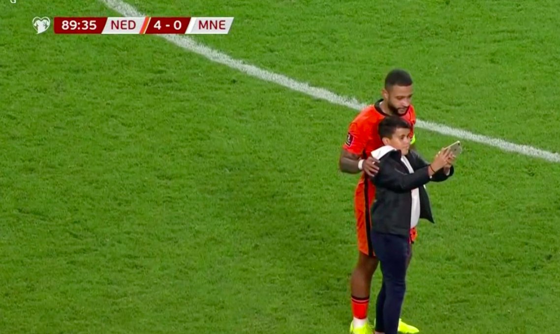 Faza zilei în preliminariile Campionatului Mondial! Și-a făcut selfie cu Memphis Depay chiar în timpul meciului | VIDEO