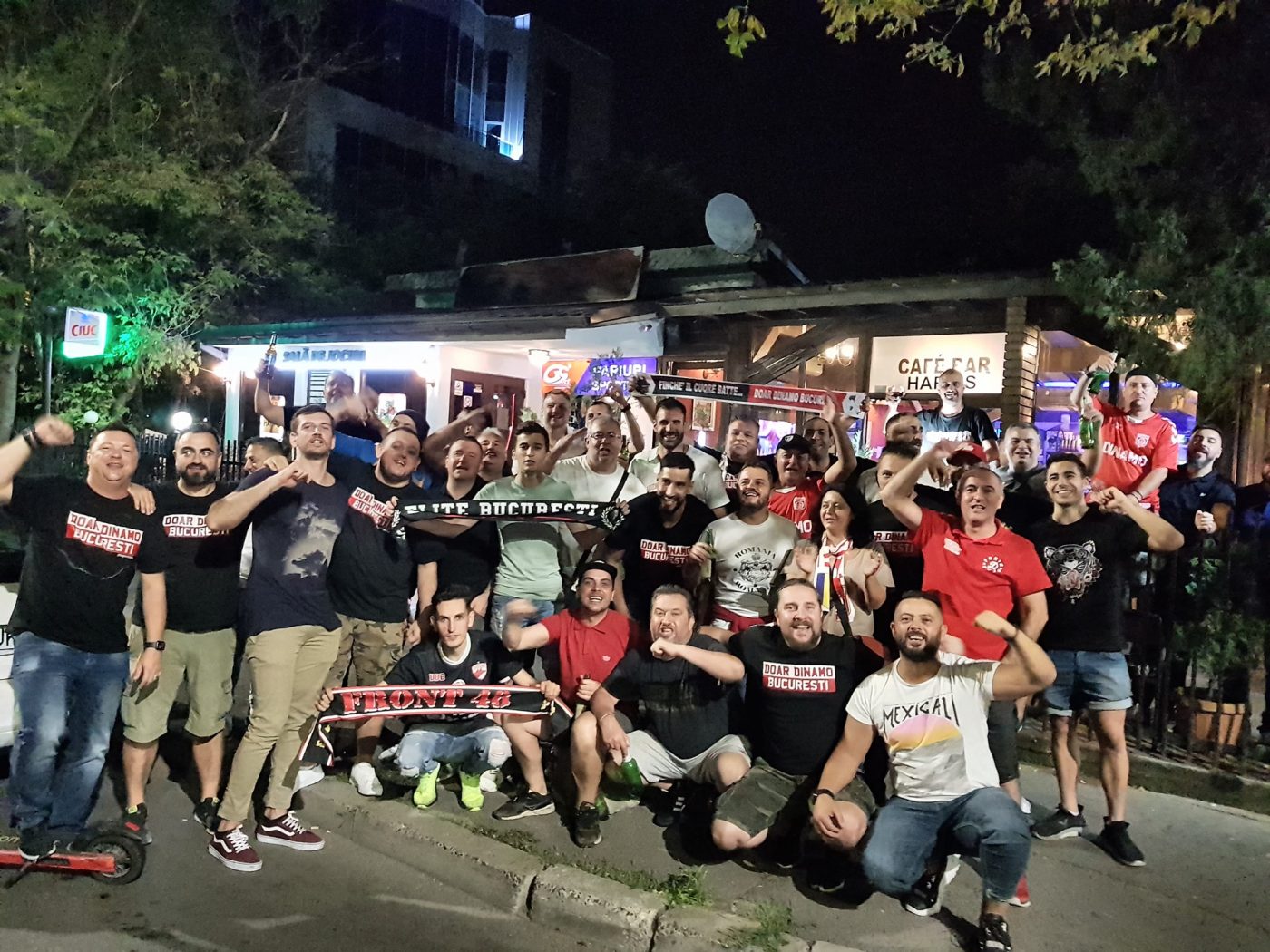 Imagini de colecție după marea victorie a lui Dinamo din Liga Campionilor. Jucătorii au sărbătorit până la miezul nopții alături de fanii din DDB | EXCLUSIV