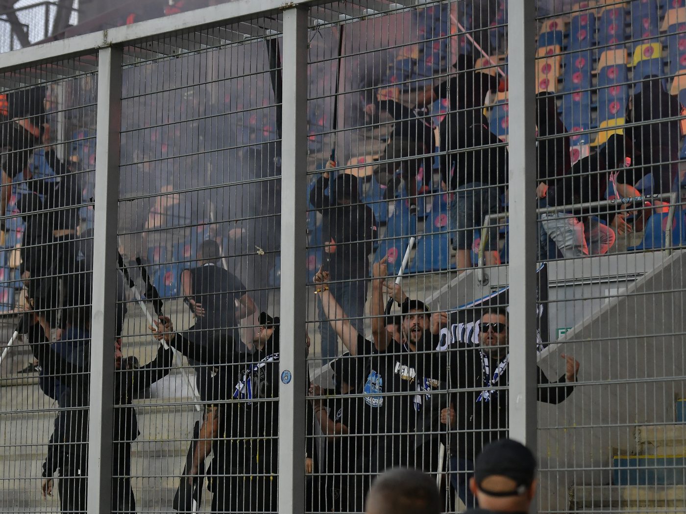 Galeriile celor două echipe s-au dat în stambă la Petrolul – FCU Craiova! Vaselină pe scaune, torțe aruncate, injurii și mesaje ironice în Cupa României
