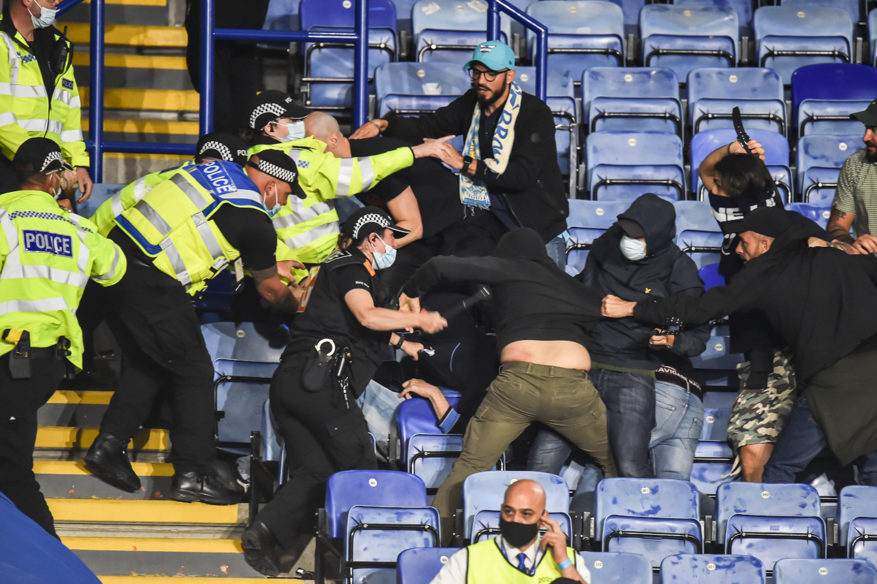 Scandal imens în Anglia! Ultrașii lui Napoli au făcut prăpăd în Europa League. Cum s-a încheiat „războiul” cu Leicester | VIDEO