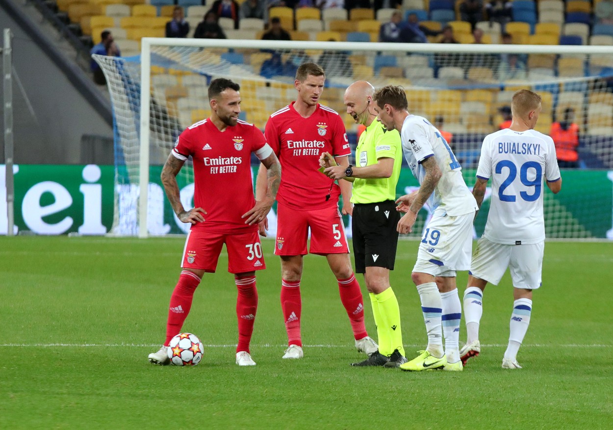 Gafă De Proporții In Champions League Care L A Scos Din Minți Pe Mircea Lucescu Un Arbitru Englez A Incurcat Cartonașele și A Creat O Confuzie Generală Video