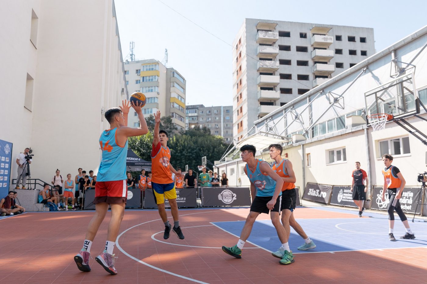 Baschetul 3×3 a revenit în curtea școlii! Chiar și profesioniștii de la Dinamo s-au băgat la o „miuță” | GALERIE FOTO