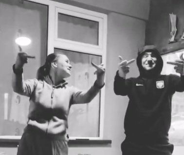 Deian Sorescu, imagini scandaloase! Dansează şi face semne obscene, pe manele, împreună cu o femeie | VIDEO