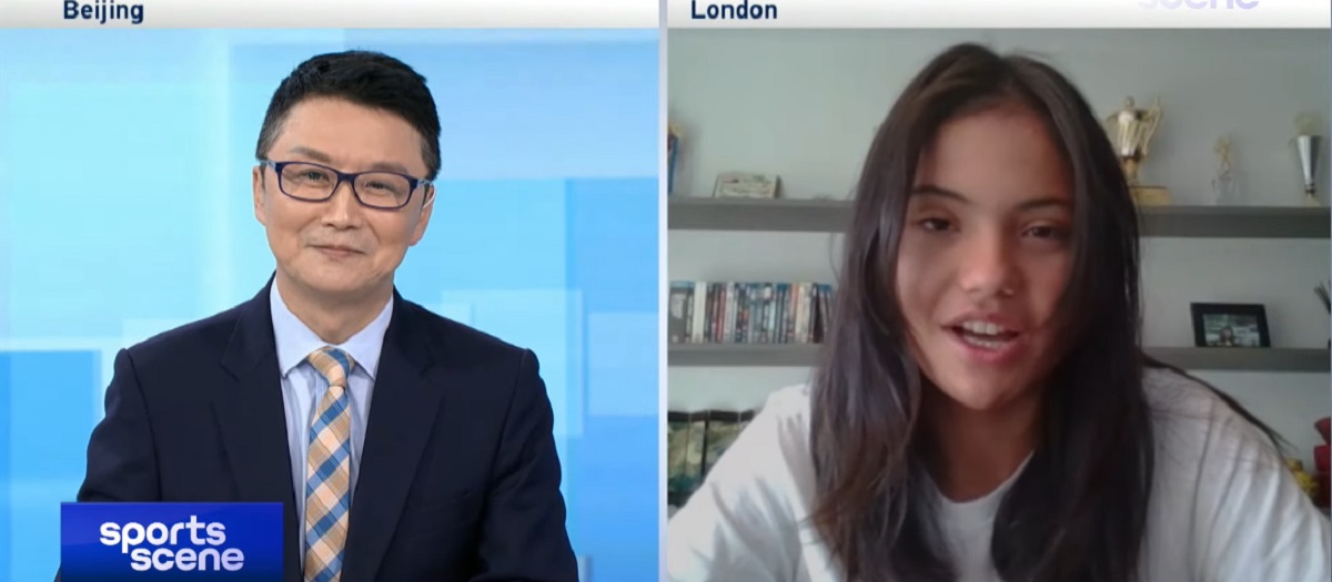 Emma Răducanu a vorbit despre Simona Halep în direct la televiziunea publică chineză: „Mi-a dat un mesaj care a însemnat enorm!” Dezvăluiri sincere ale campioanei de la US Open | VIDEO