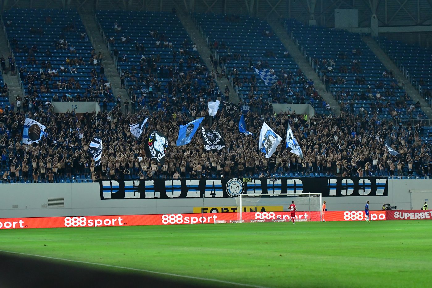 FC U Craiova, acuzată de rivalii de la Universitatea că își cumpără singură biletele și le dă gratis oamenilor pe stradă | FOTO