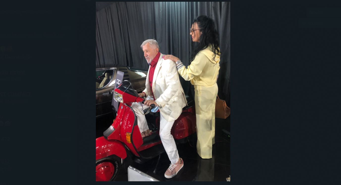 Ilie Năstase, prezent la expoziția Țiriac Collection. Povestea fabuloasă a scuterului său Vespa: „Italienii, toți la vremea aia, mergeau pe așa ceva”. Cum a făcut una dintre cele mai faimoase fotografii ale sale | FOTO