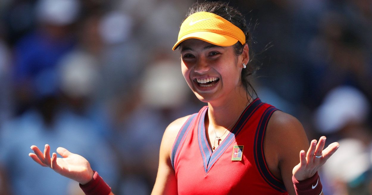 Genială! Emma Răducanu a scotocit prin geantă și i-a lăsat „mască” pe fani la US Open! VIDEO. La ce oră începe semifinala cu Maria Sakkari