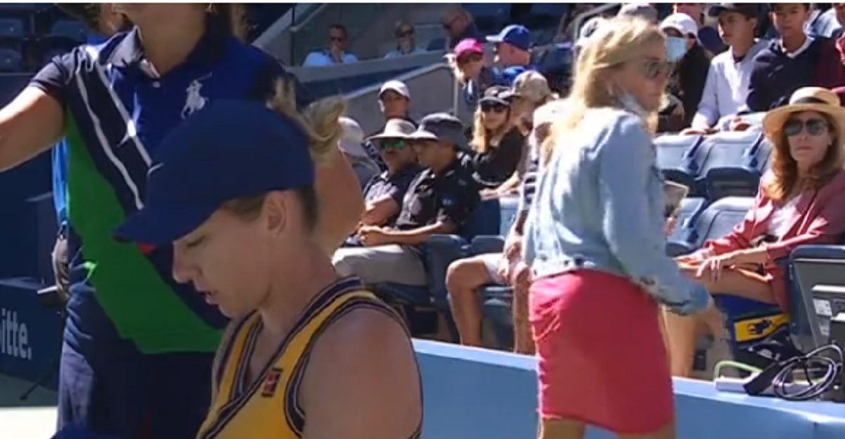 Simona Halep a trăit cel mai ciudat moment la US Open! O spectatoare a dat buzna pe teren și a făcut un gest halucinant în spatele româncei | VIDEO