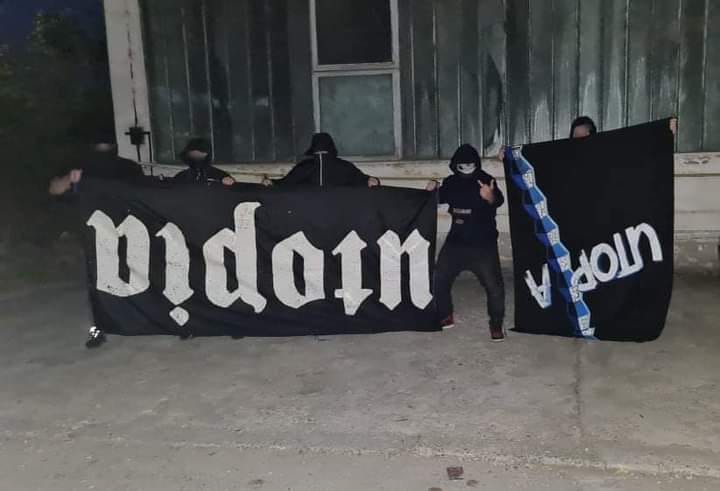 A început „războiul” în Bănie! Incidente grave înainte de Craiova-Dinamo! Ultrașii din Peluza Sud 97 i-au atacat pe rivalii din Peluza Nord și le-au capturat un steag de brigadă! | EXCLUSIV