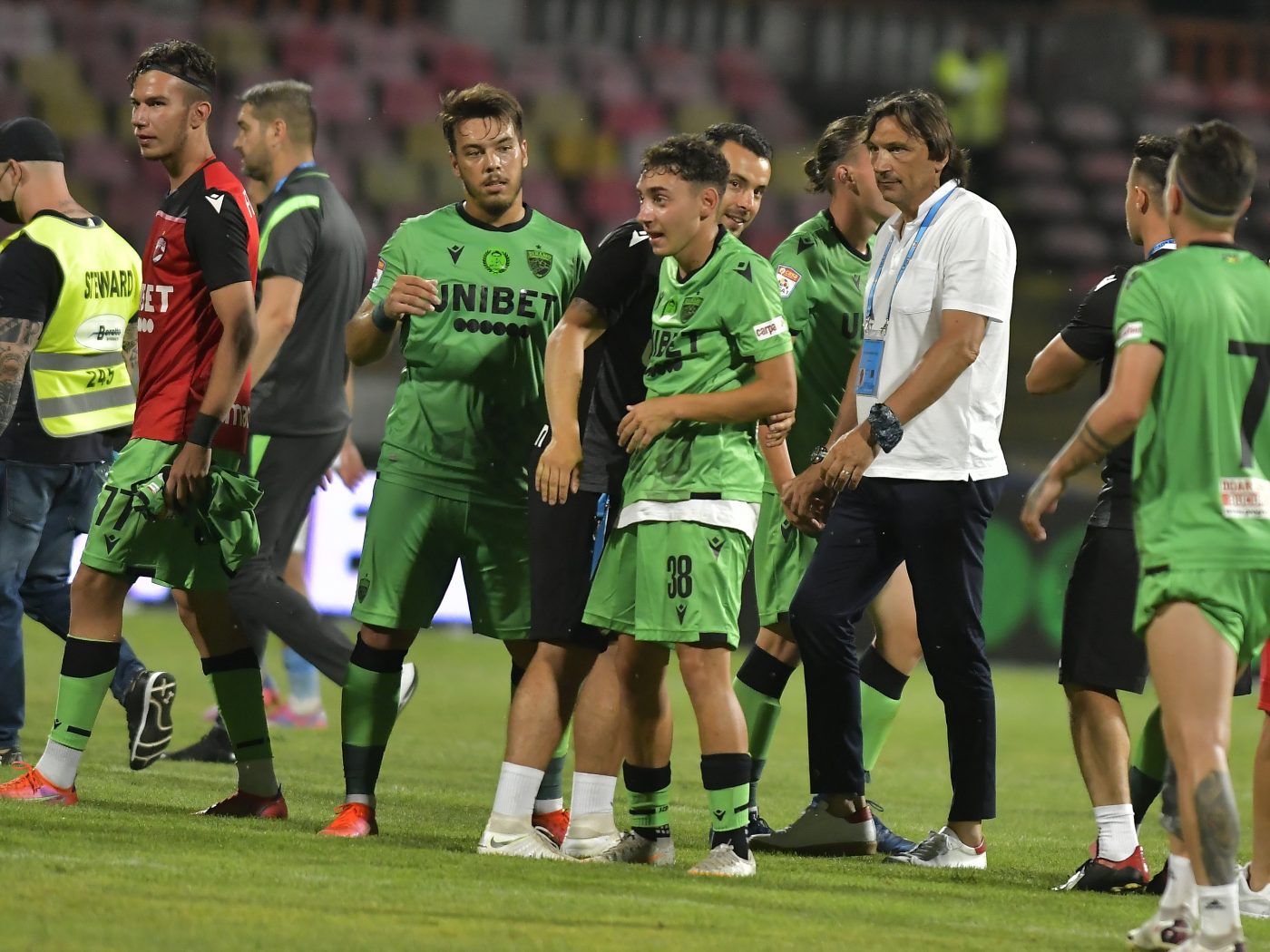 Critici dure pentru un fotbalist de la Dinamo: „Mă, după ce că ai jucat cum ai jucat, ne mai iei și la mișto? E jale!”