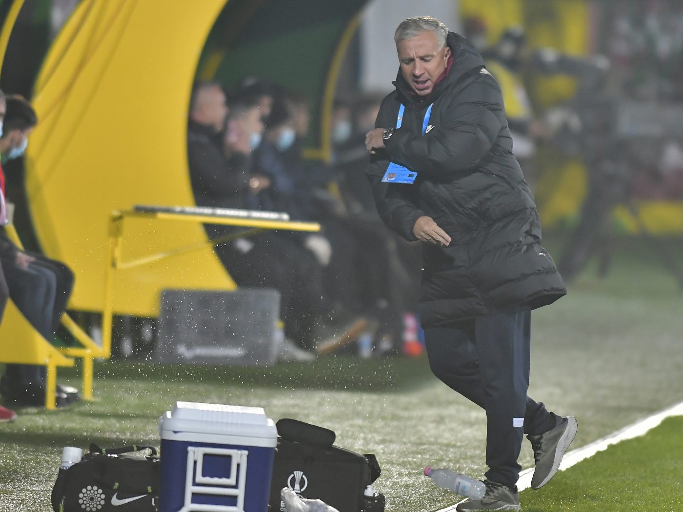 Dan Petrescu, săgeți către jucătorii săi după înfrângerea cu Rapid. „Sunt foarte supărat! O să vorbesc cu ei!” Ce l-a nemulțumit