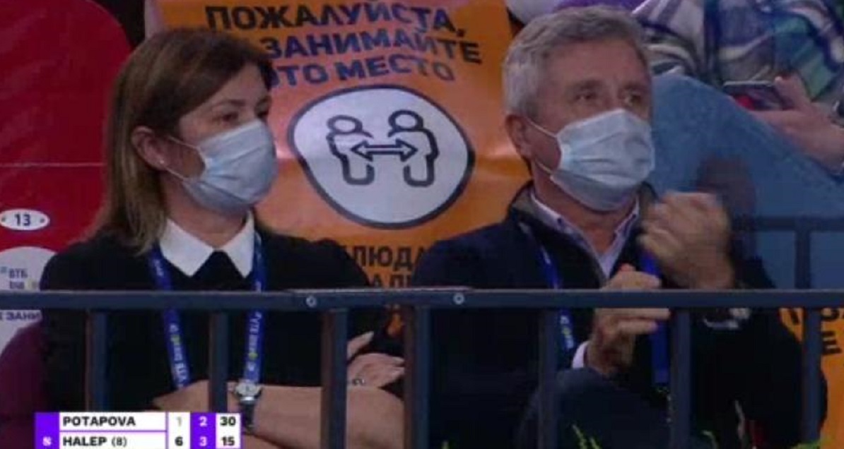 Cine este femeia misterioasă filmată insistent în timpul meciului câștigat de Simona Halep la Moscova. A lăsat deoparte afacerile din România pentru a o susține pe Simo | FOTO