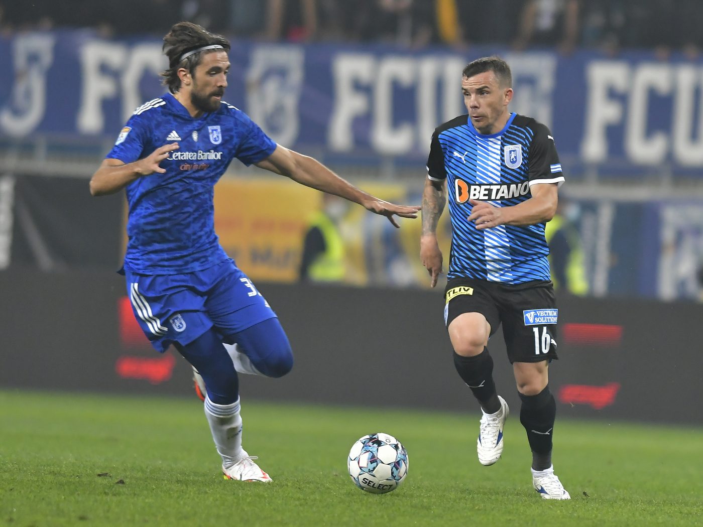 Andrea Compagno a lăsat-o pe FCU Craiova în 10 oameni în derby-ul cu Universitatea! Italianul, eliminat după ce l-a lovit cu palma pe conaționalul său Mirko Pigliacelli