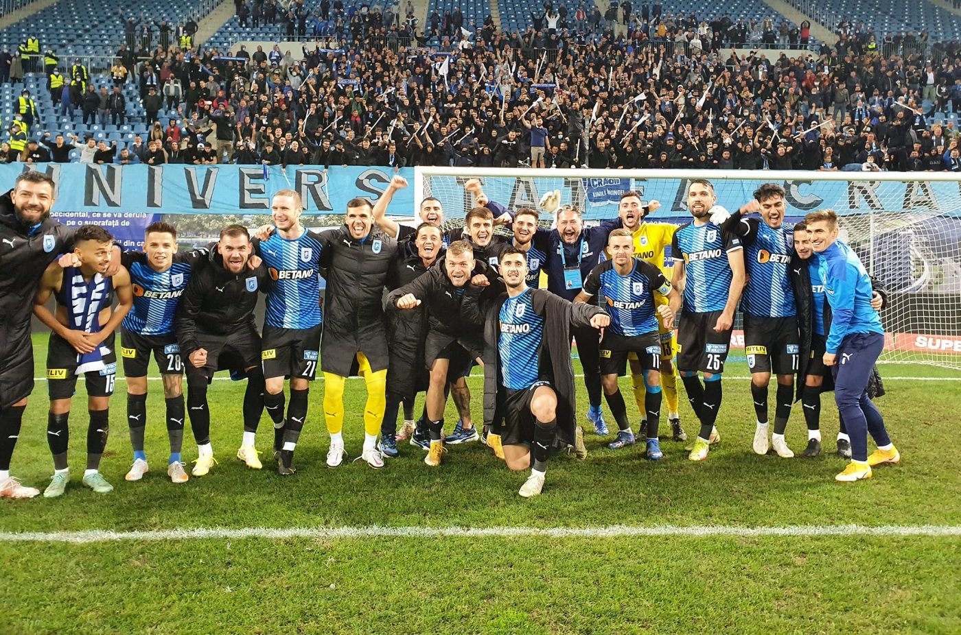 Fanii Universităţii Craiova au făcut legea pe stadion în „Derby de Craiova”. Ce mesaje au avut pentru suporterii rivalei