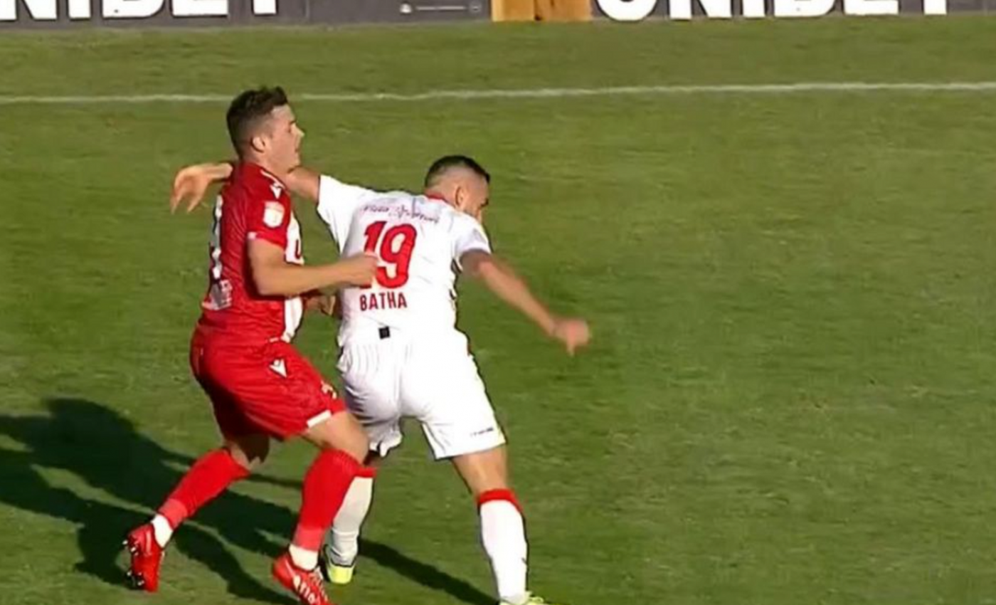 Greșeală de arbitraj la Dinamo – UTA Arad. Batha, eliminat prea ușor de Marian Barbu. „O prostie! Se ține de față, însă l-a lovit în gât!” | FOTO