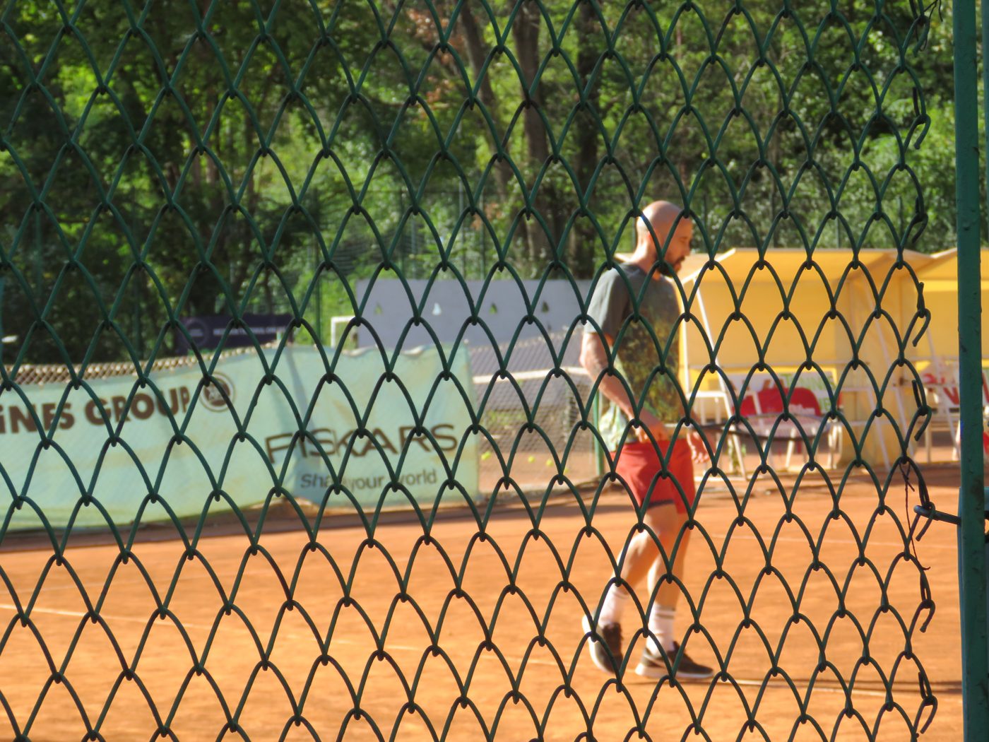 Ce face Iasmin Latovlevici în timpul liber! Fotbalistul lui FC Argeș a dat ghetele de fotbal pe racheta de tenis și s-a descurcat mai mult decât onorabil | VIDEO