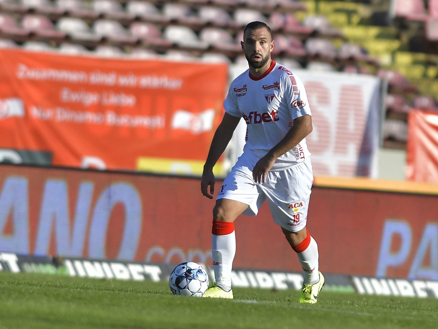 Idriz Batha, explicații după eliminarea din meciul Dinamo – UTA Arad. „Nu l-am lovit! Sunt un pic agresiv, dar și arbitrilor le place să scoată rapid cartonașul!”