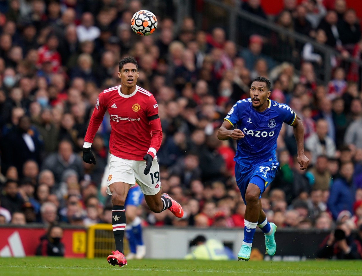 Lovitură dură pentru Manchester United! Raphael Varane s-a accidentat la naționala Franței și va lipsi câteva săptămâni!