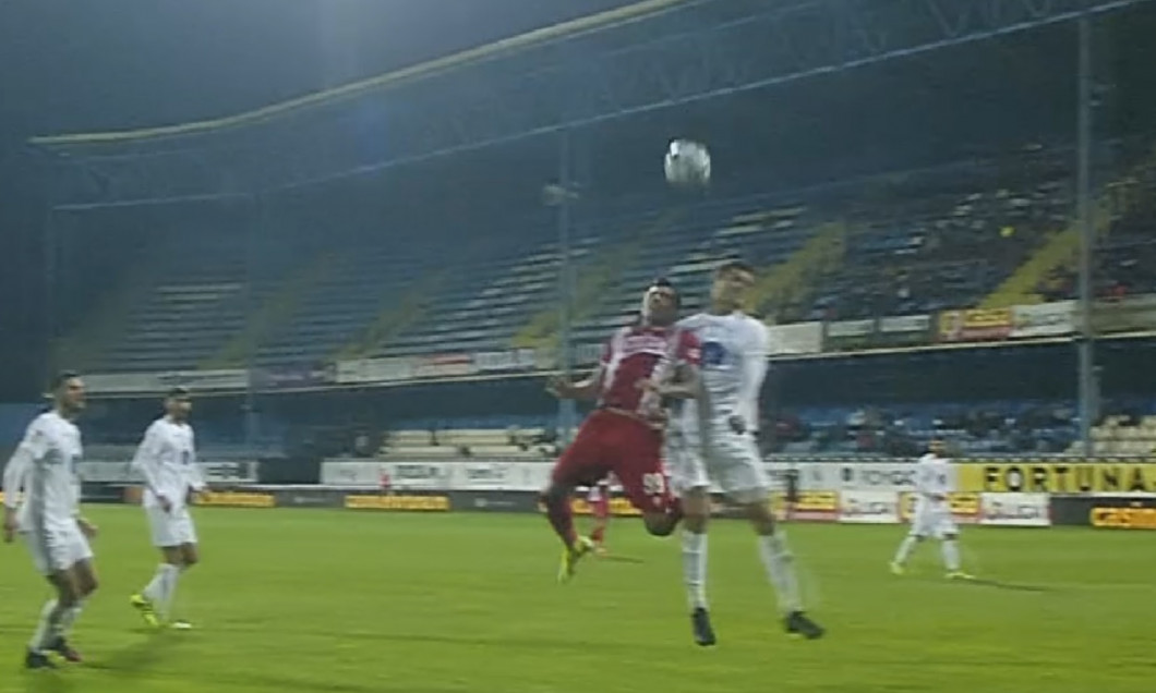 Penalty gratuit primit de Dinamo cu Gaz Metan! Comentatorul meciului a izbucnit: „N-a fost nimic! E jenant” | VIDEO