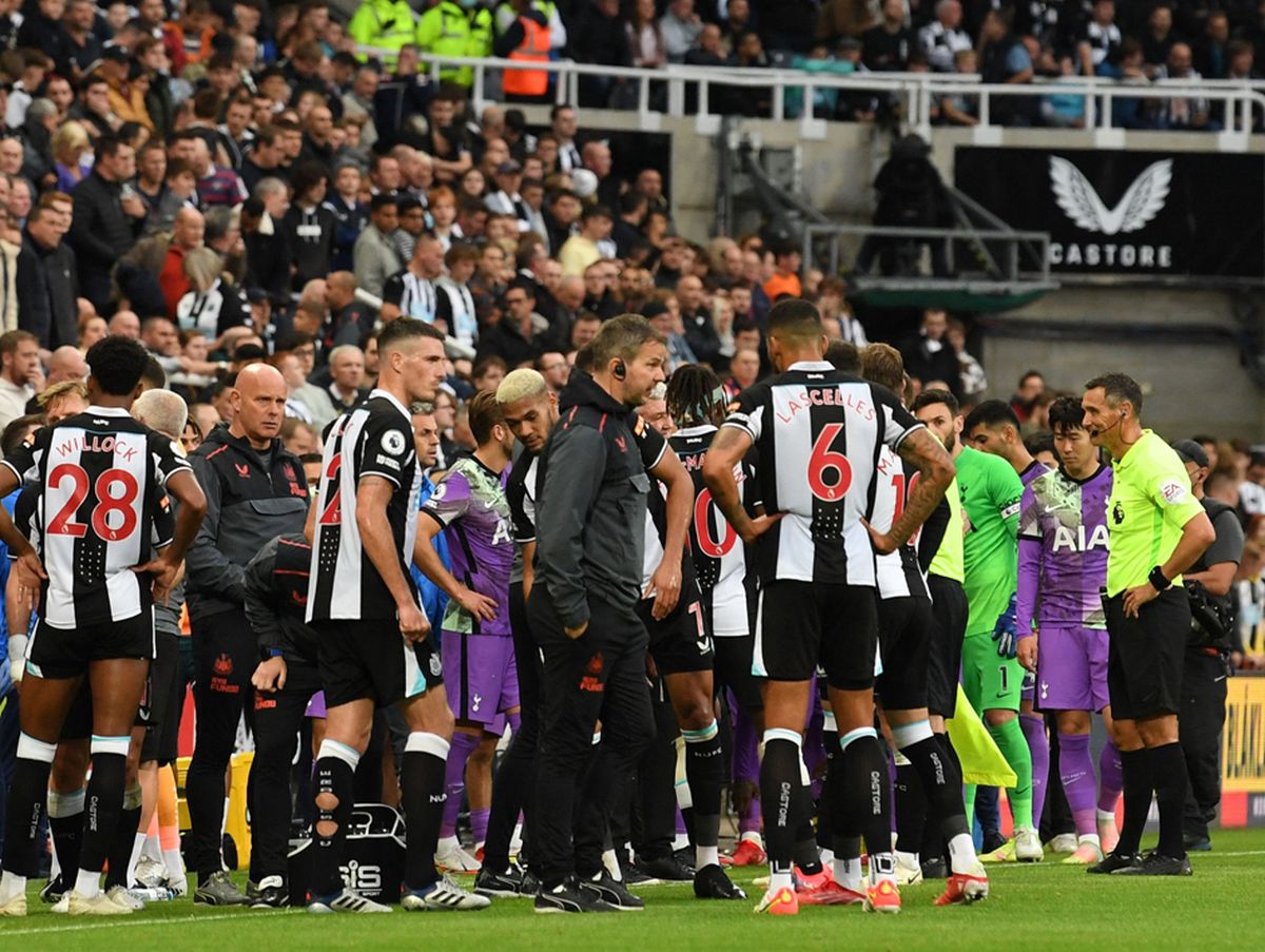 Primul meci al lui Newcastle de la preluarea de către arabi a fost întrerupt! Medicii, de urgență pe teren! VIDEO