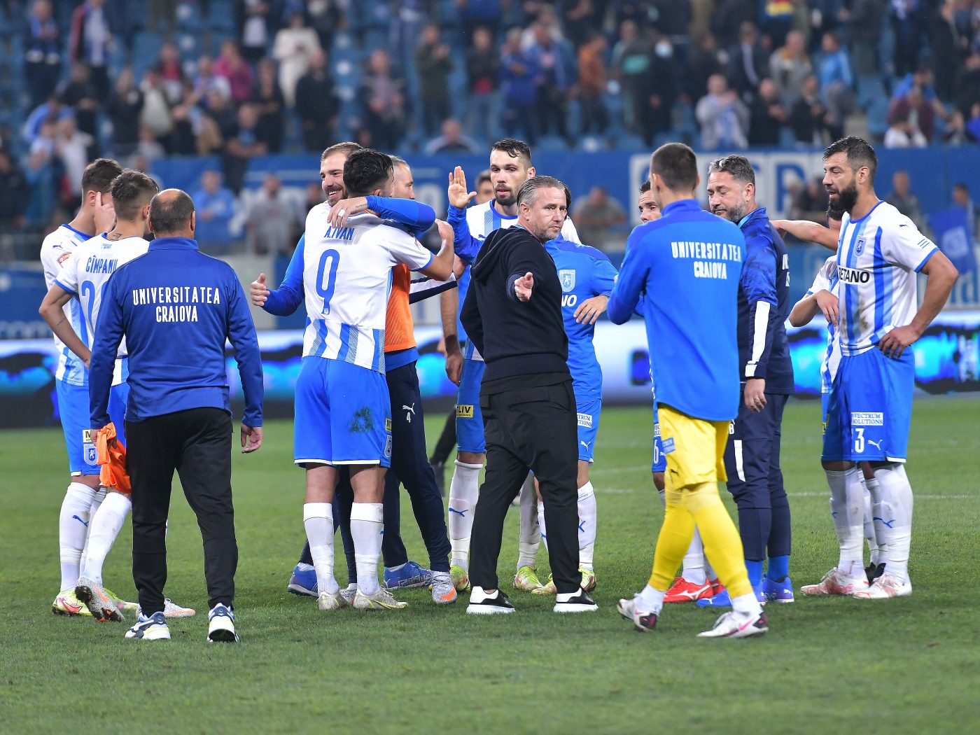 Gestul prin care Laurențiu Reghecampf și-a uimit fotbaliștii înaintea derby-ului U Craiova 1948 – Universitatea Craiova: „Vreau să fiți un grup” EXCLUSIV