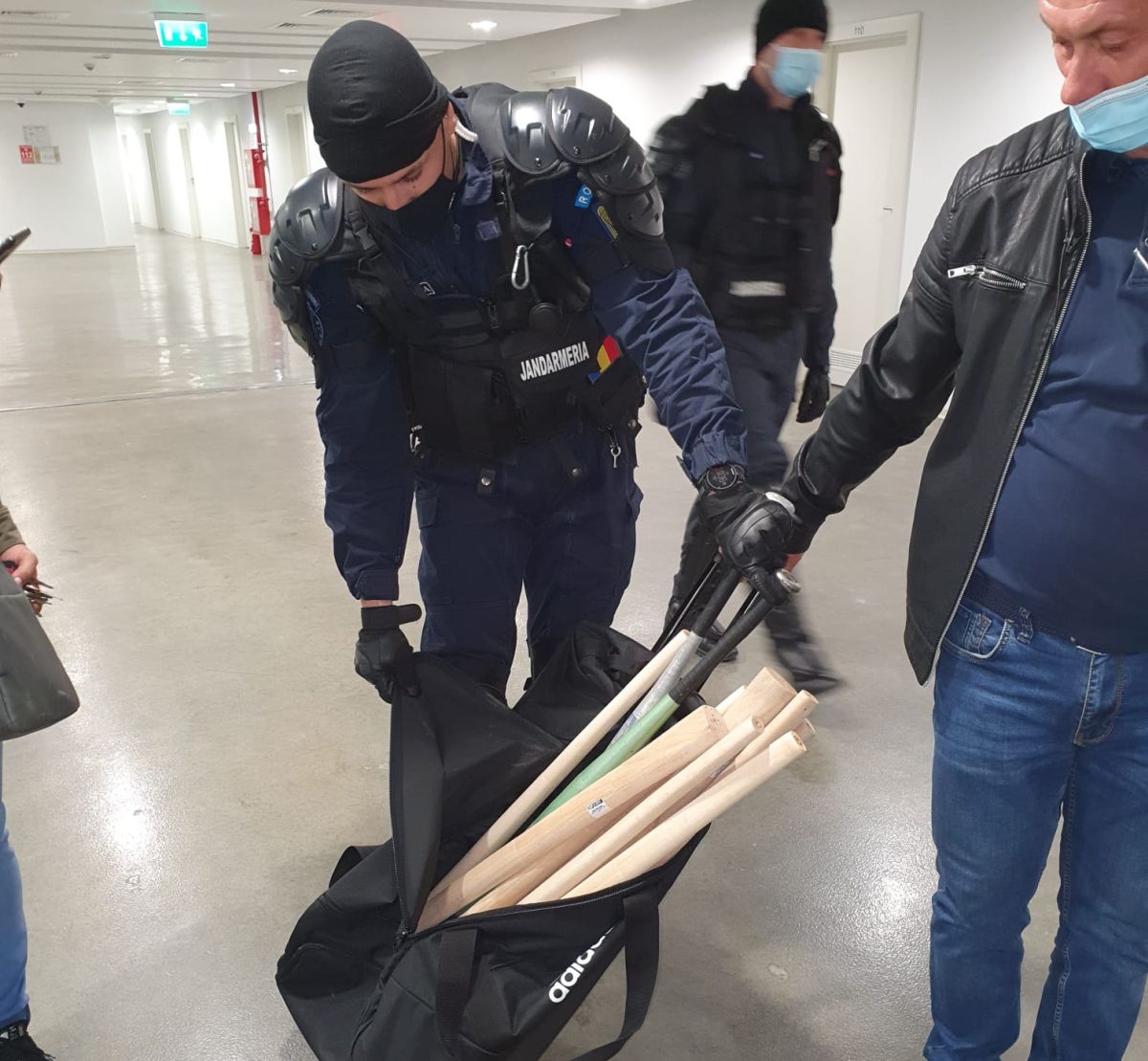 Ultrașii FC U Craiova, gata de război! Mai multe genți cu bâte, descoperite în loja din stadionul „Ion Oblemenco”