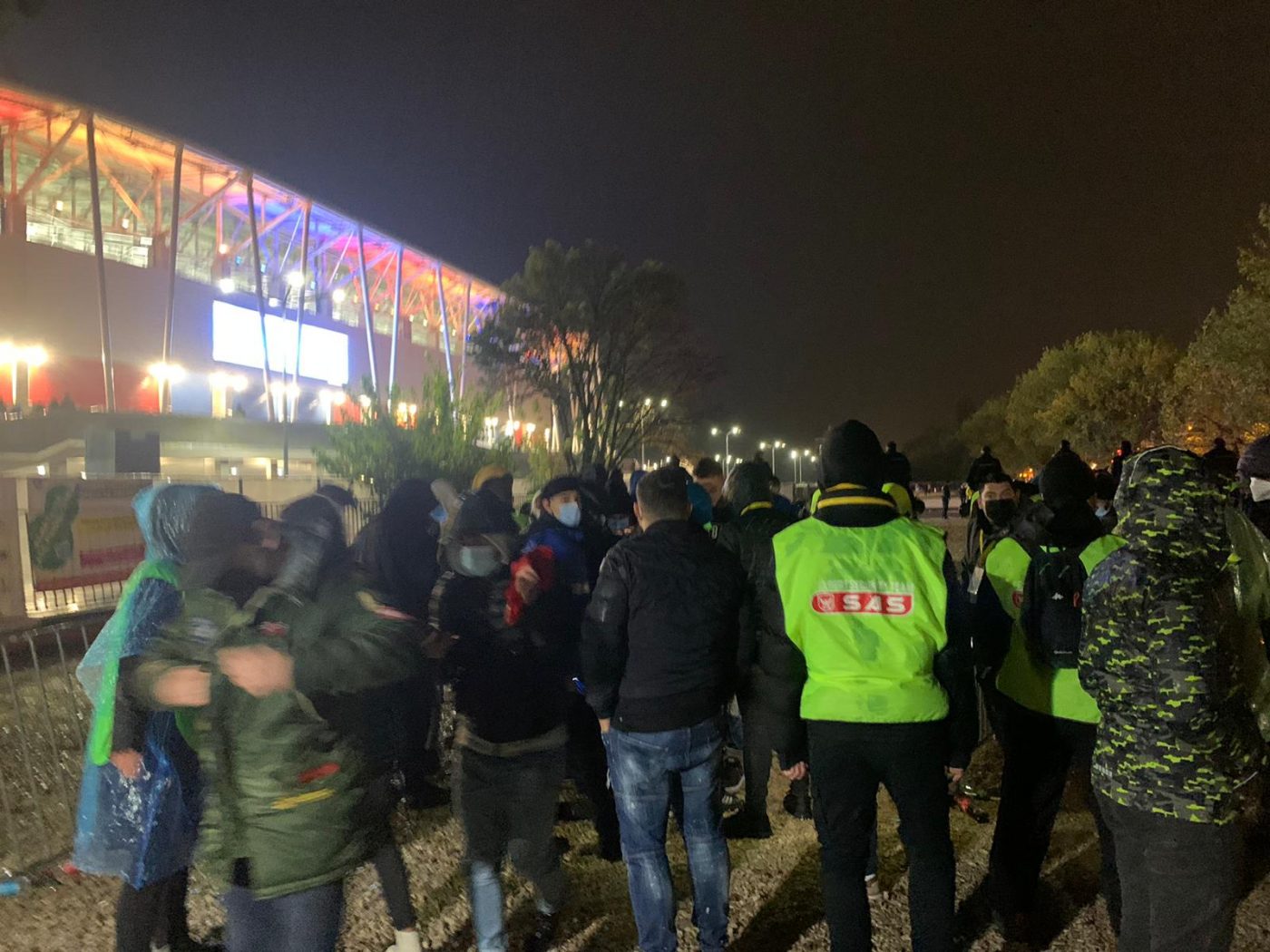 Scandal la intrarea în Stadionul Steaua! Fanii, lăsați în ploaie la meciul dintre România și Armenia | FOTO & VIDEO