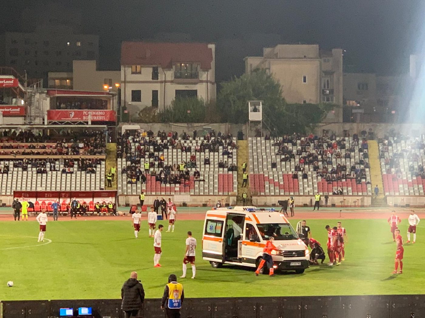 Șoc în timpul derby-ului Dinamo – Rapid! Alexandru Răuță, luat cu Ambulanța de pe teren. Fotbalistul are masca de oxigen pe față | FOTO