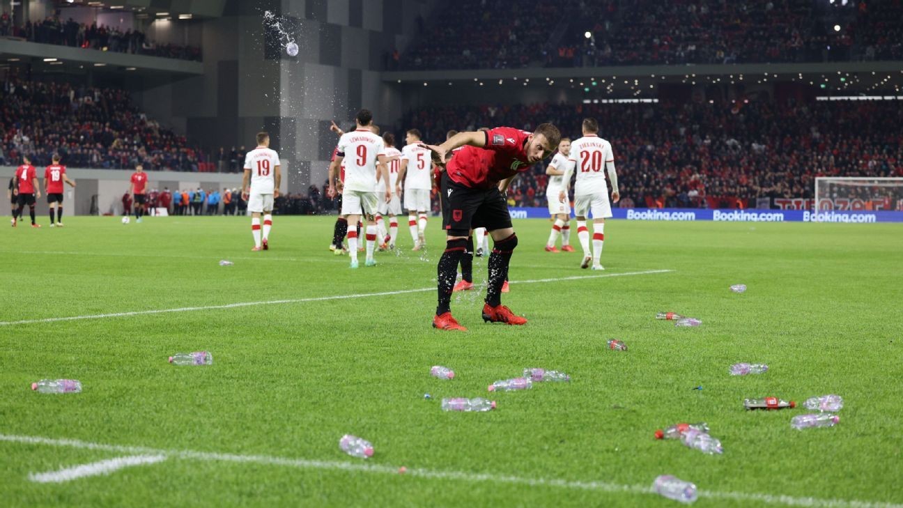 Incidente grave la Albania – Polonia! Arbitrul a trimis echipele la vestiare. Meciul a fost întrerupt după ce ultrașii i-au atacat pe jucători
