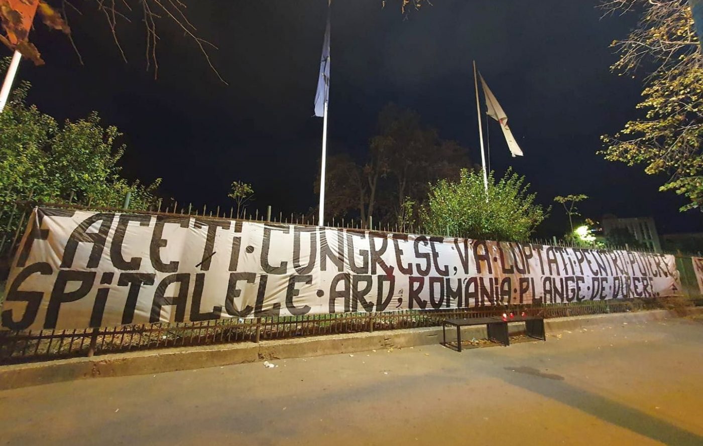 Suporterii Farului, protest în Constanța după incendiul în care au murit șapte oameni: „Spitalele ard, România plânge de durere”