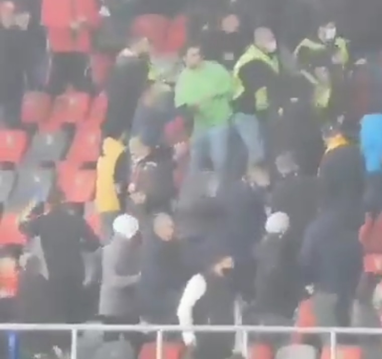 Bătaie la Tribuna 1! Stafful Armeniei și suporterii naționalei României s-au răfuit după fluierul de final. A fost nevoie de intervenția forțelor de ordine | VIDEO