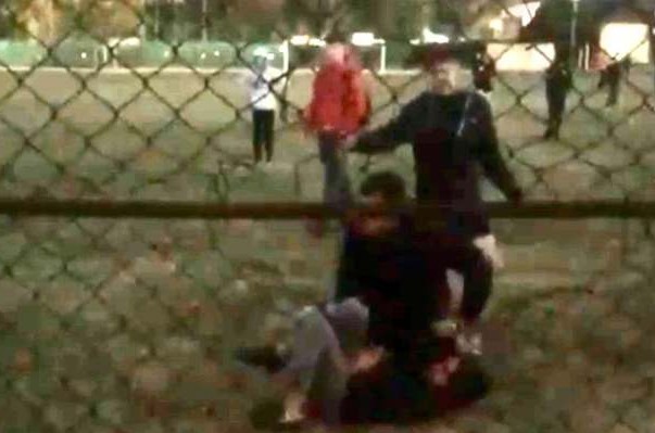Scene de violență extremă după un meci de fotbal între copii! „Adu’ sabia, bă!”, a strigat tatăl unuia dintre ei | VIDEO