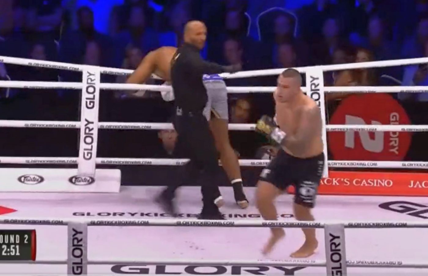 Benny Adegbuyi, făcut KO în repriza a doua de Antonio Plazibat! Românul, aproape să fie aruncat peste ring de brațele croatului | VIDEO