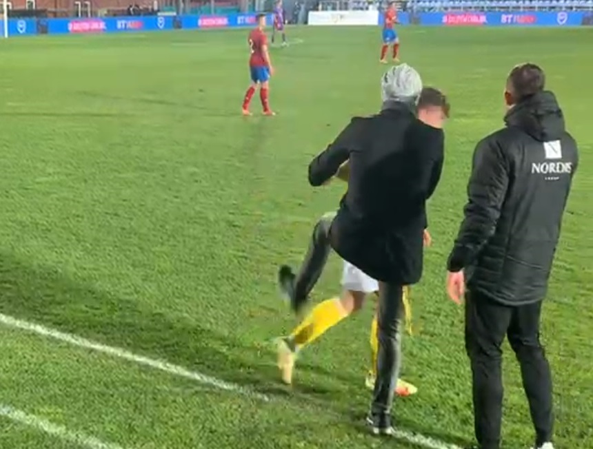 Orice șut în fund e un pas înainte! Cum l-a felicitat selecționerul Bogdan Lobonț pe Eduard Rădăslăvescu după eurogolul reușit în poarta Cehiei U20