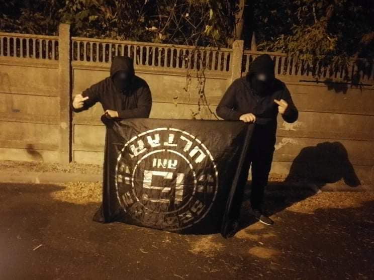 Continuă războiul în Bănie între cele două galerii. Peluza Sud 97 i-a mai dat o „directă” Peluzei Nord. Încă o captură făcută de ultrașii lui U Craiova 1948 | EXCLUSIV