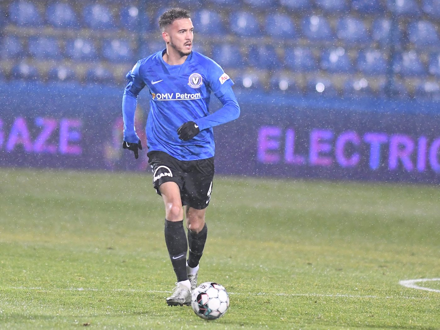 Bombă în vinclu reușită de Damian Dussaut de la 35 de metri împotriva lui FC Botoșani! Gică Hagi, în extaz după reușita elevului său de la Farul Constanța | VIDEO