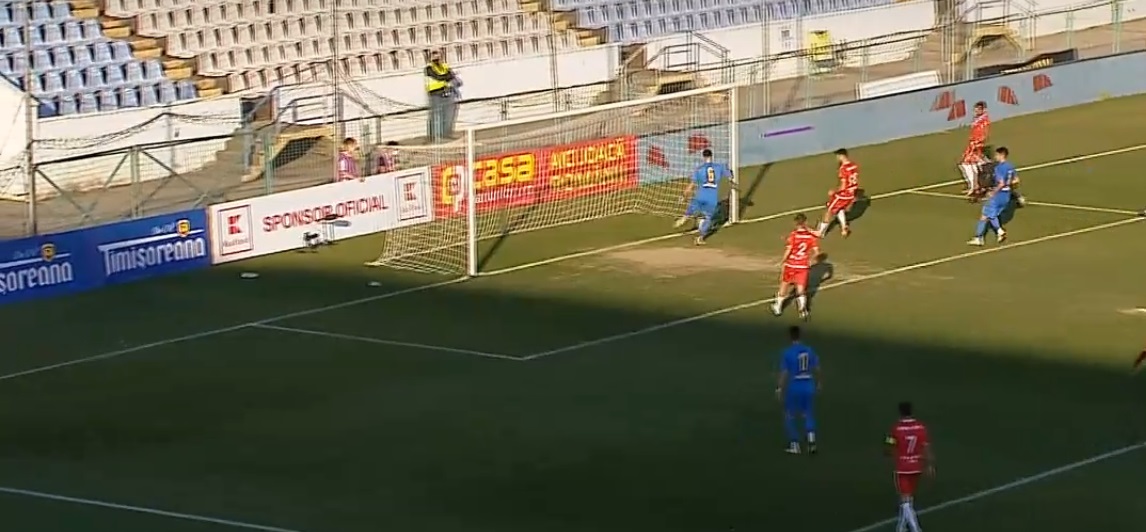 Gol straniu în optimile de finală ale Cupei României! Fundașul a refuzat să degajeze și a privit cum mingea se scurge în poartă | VIDEO