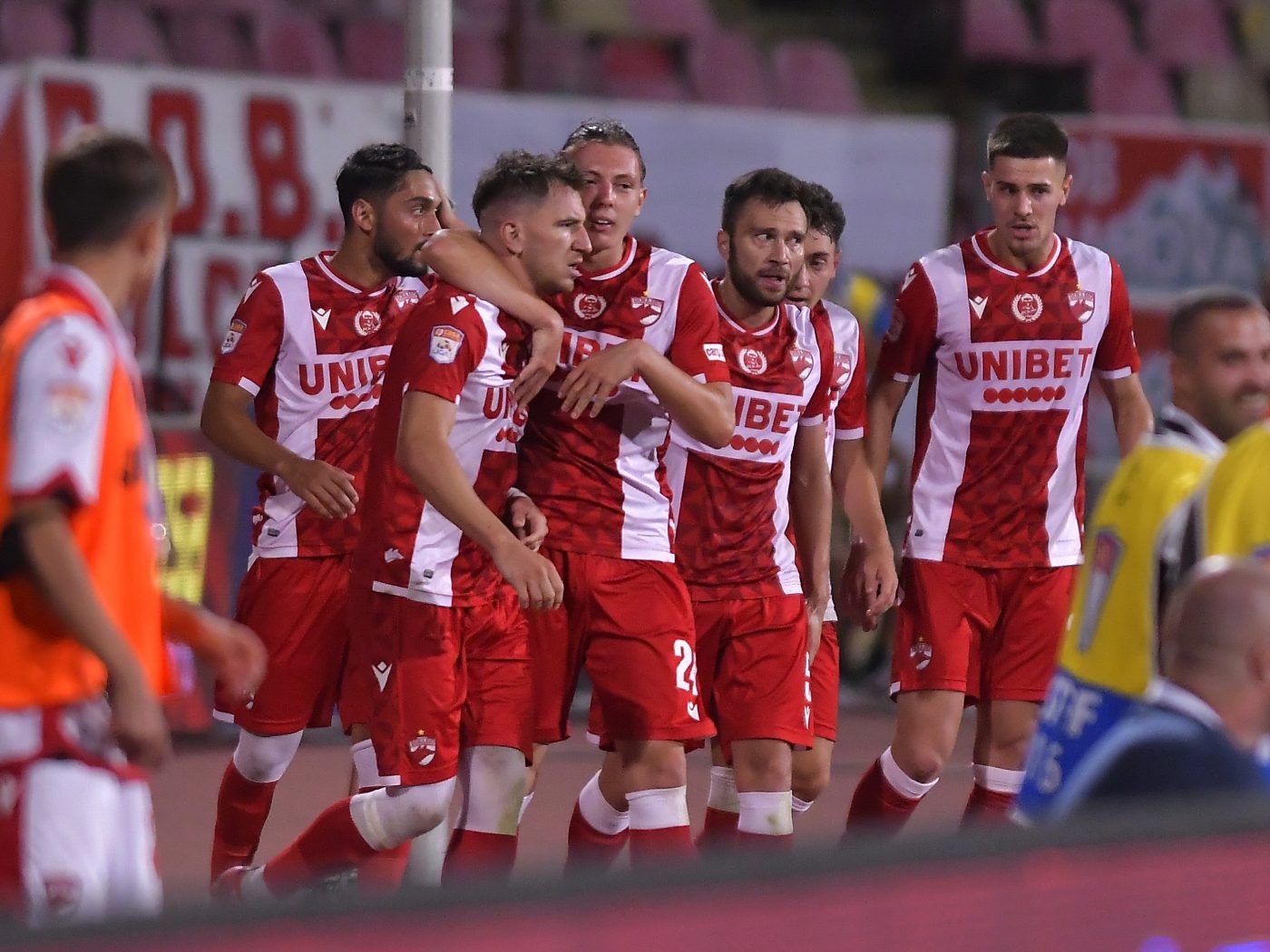 Mircea Rednic renunță la un titular al lui Dinamo! Ce „veteran” l-a nemulțumit pe antrenor și cine va juca în locul lui